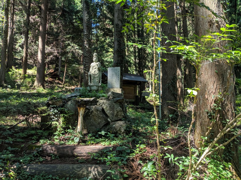 Image of the shrine at the trailhead
